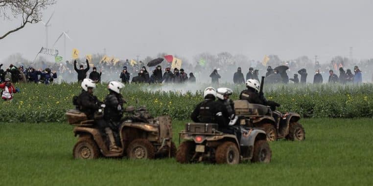 Samu sainte-soline police forces de l'ordre france politiquer manifestation