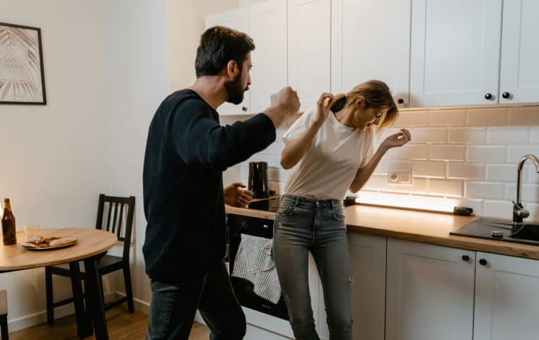 Séquestrée et battue par ses frères à cause d'une photo intime