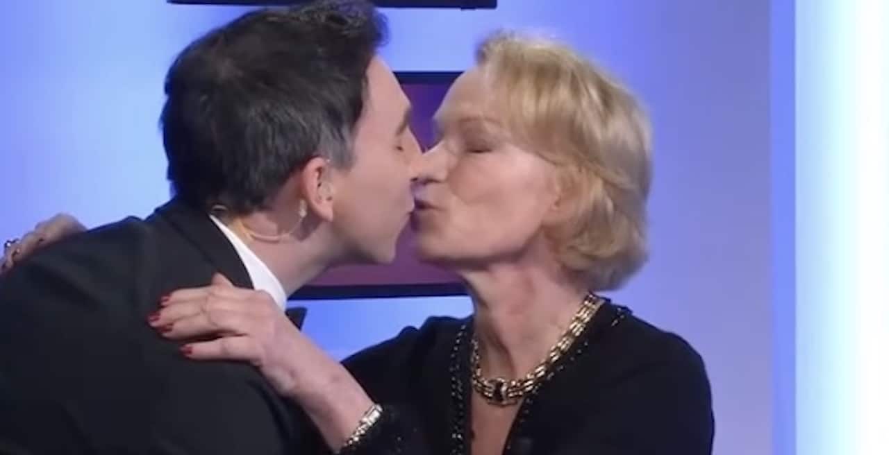 Brigitte Lahaie fait des avances à Jordan De Luxe en direct : ils échangent un baiser (vidéo)