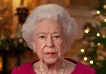 elizabeth II femme charge corgis persuade hantee