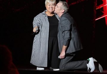 les enfoires mimie mathy embrasse garou