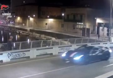 Au volant de sa Ferrari, le pilote de F1 Charles Leclerc pourchasse les voleurs de sa montre, des images saisissantes