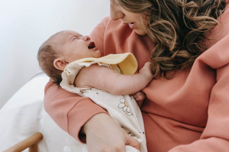 Blague du jour : une mère est réveillée par les pleurs de son bébé