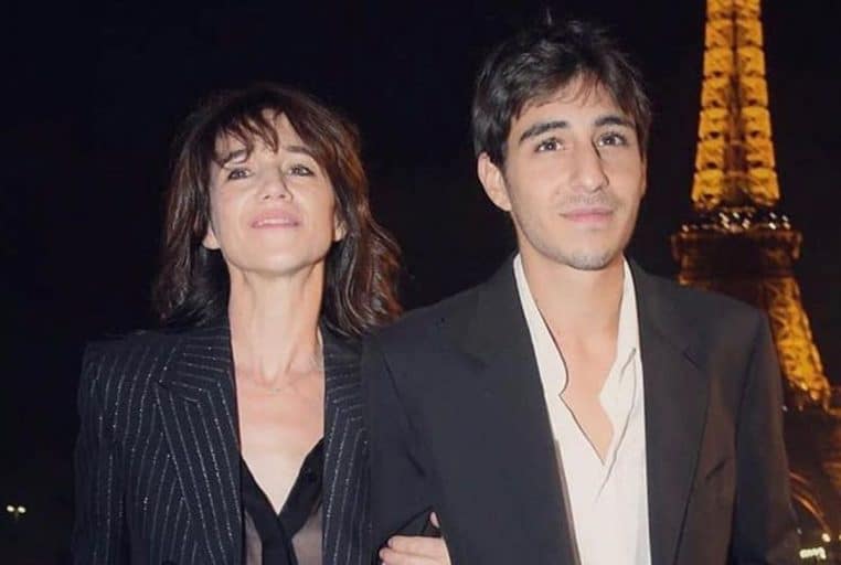 Ben Attal se confie sur sa relation avec sa mère Charlotte Gainsbourg et évoque un complexe de l’abandon