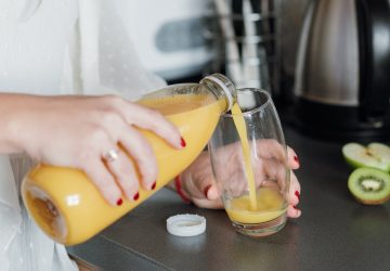 Brulée à la trachée après avoir consommé un jus de pomme acheté dans une gare