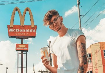 Découvrez comment McDonald's essaie de vous affamer en utilisant le rouge et le jaune dans son logo