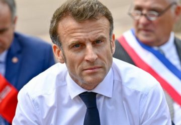 Emmanuel macron sport politique déplacement réforme des retraites 2023 coupe de france