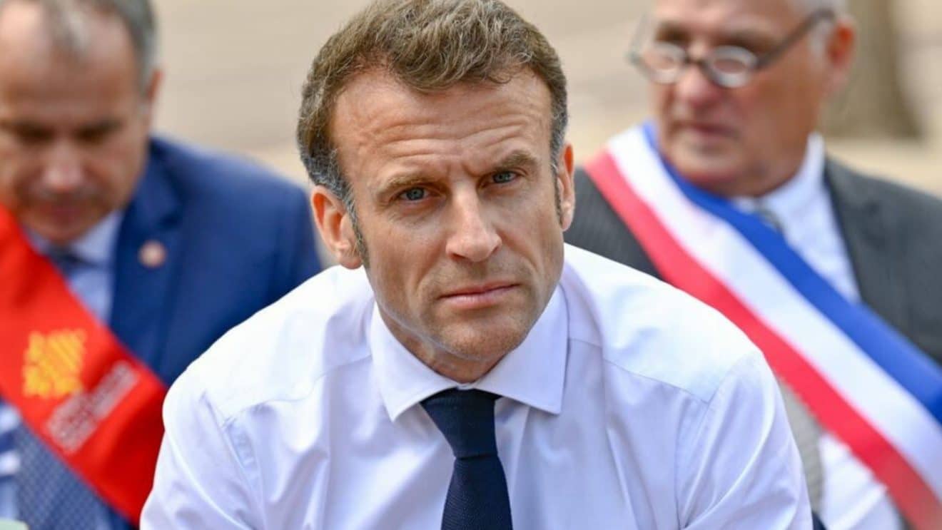 Emmanuel macron sport politique déplacement réforme des retraites 2023 coupe de france