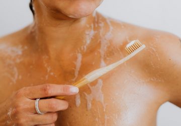 Pourquoi ce n'est absolument pas une bonne idée de se brosser les dents sous la douche