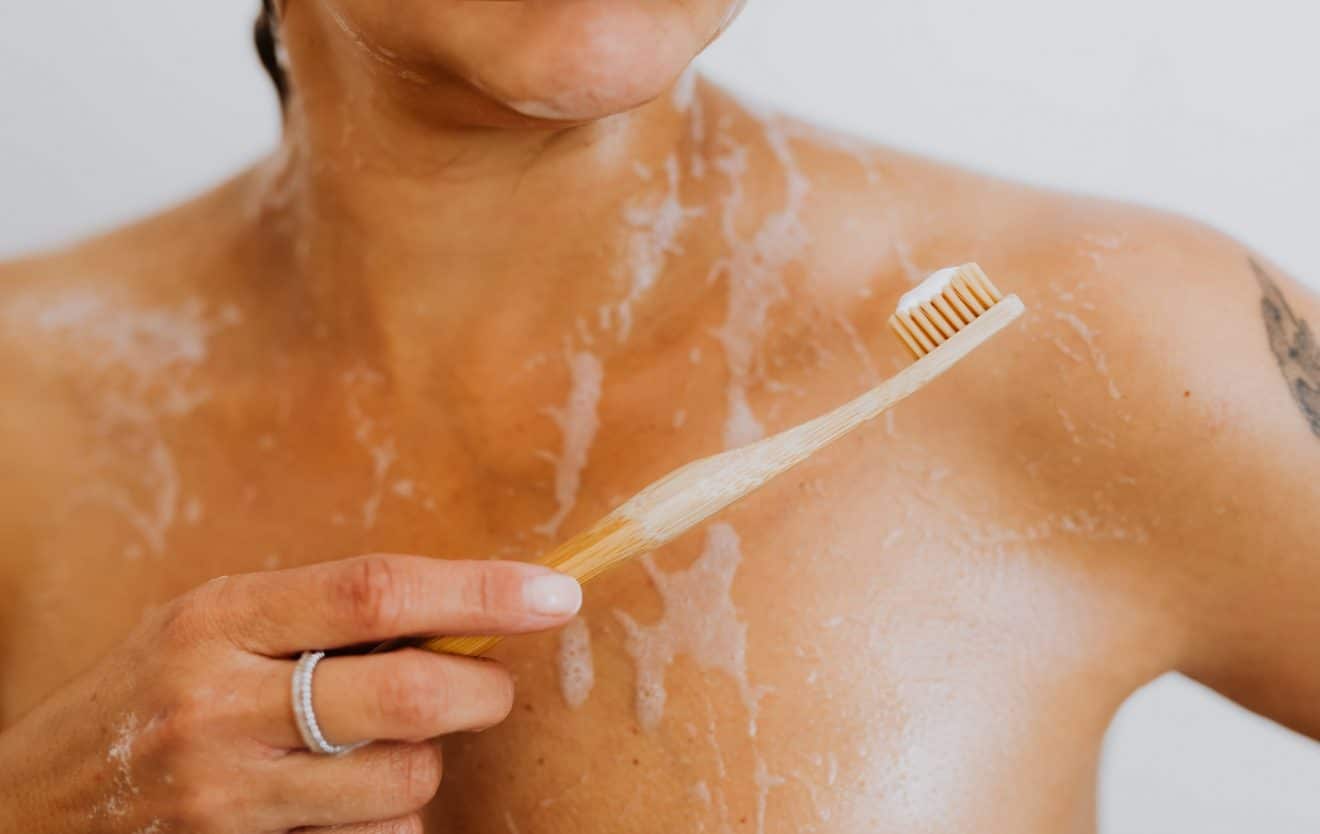 Pourquoi ce n'est absolument pas une bonne idée de se brosser les dents sous la douche