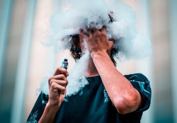 Un groupe d’adolescents contraints un garçon à vapoter, il fait un AVC