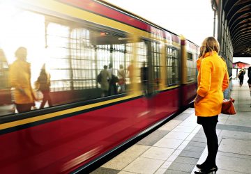 Une femme décède dans le métro de Paris à cause de son manteau coincé dans la porte du wagon