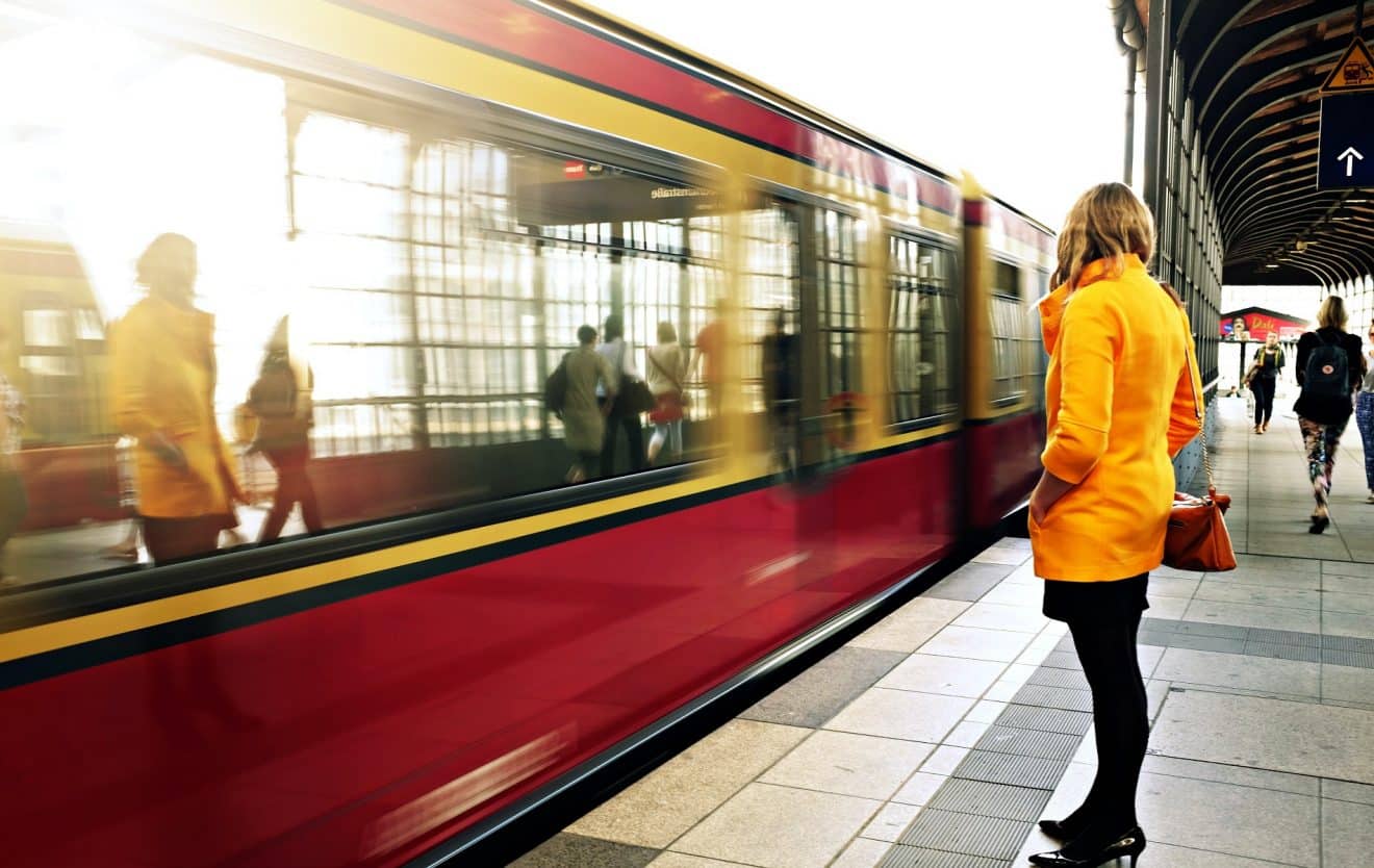 Une femme décède dans le métro de Paris à cause de son manteau coincé dans la porte du wagon