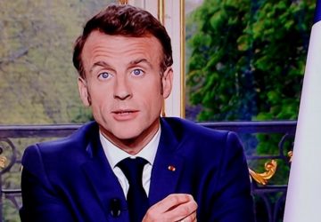 Que contiennent les cadres posés devant Emmanuel Macron ?