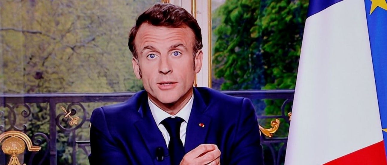 Que contiennent les cadres posés devant Emmanuel Macron ?