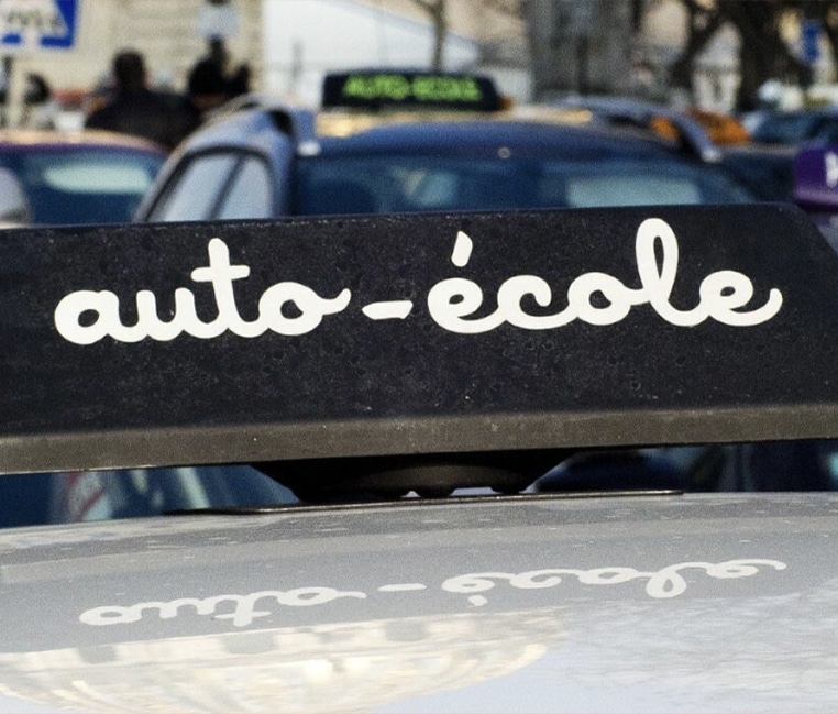 auto école élève monitrice seul voiture