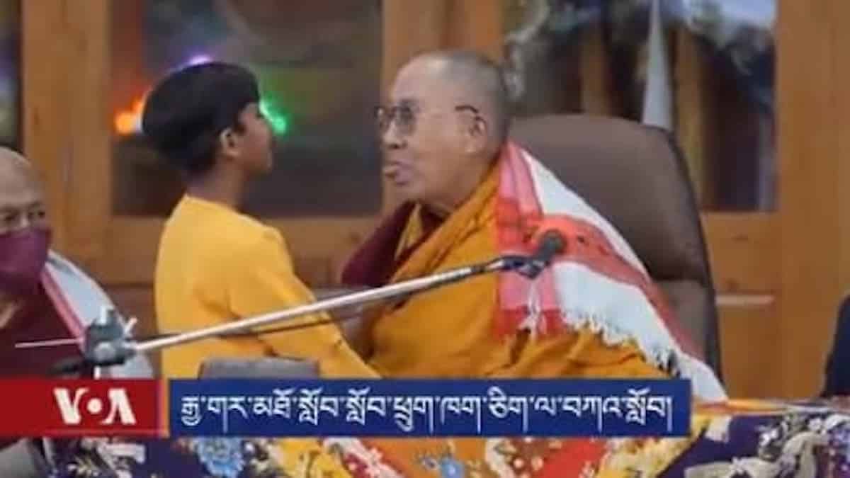 dalai lama enfant sucer langue