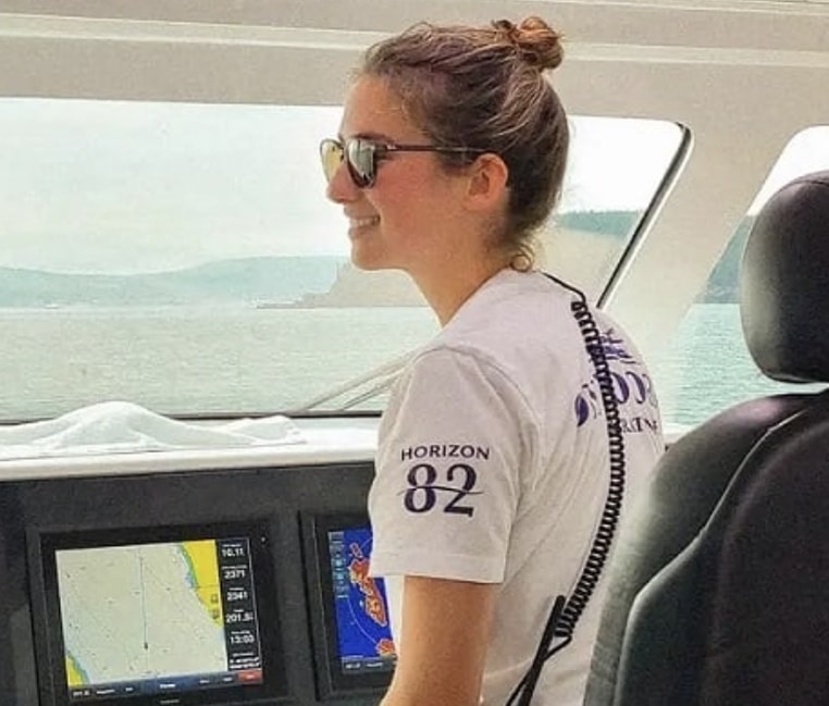 métier salaire jeune femme hôtesse yacht