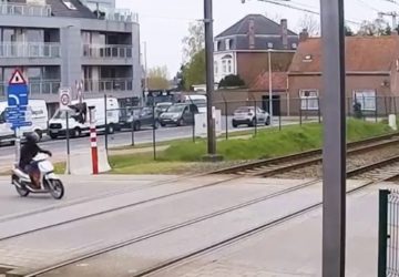 scooter passage niveau train