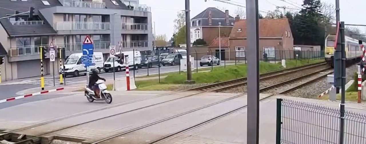 scooter passage niveau train