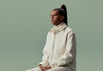 Stromae aperçu dans une brasserie