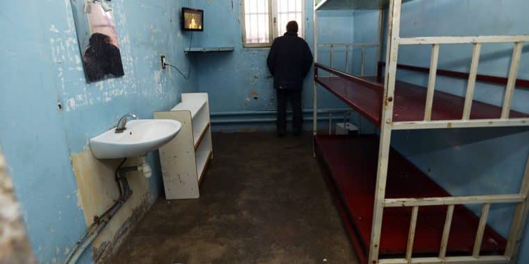 faits divers excréments insolite bretagne brest cellule prison police