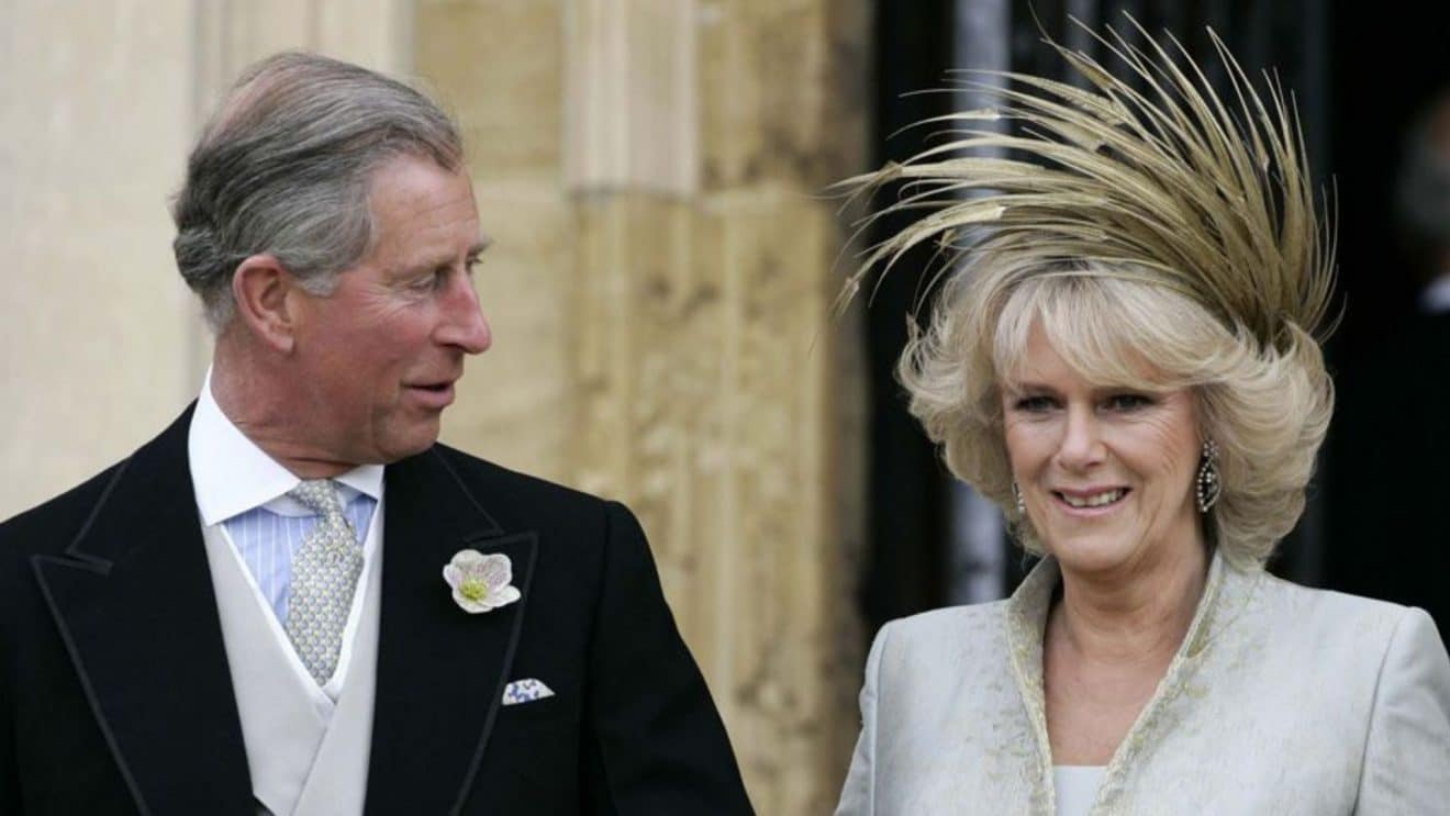 charles III camilla parker bowles couronnement angleterre royaume-uni look chirurgie