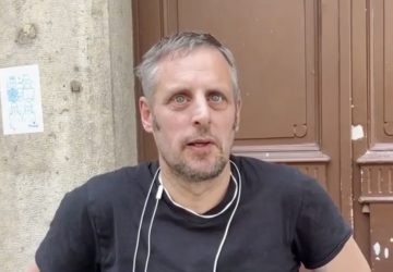 Un homme plonge de son fauteuil roulant pour sauver un jeune de 24 ans en le réanimant