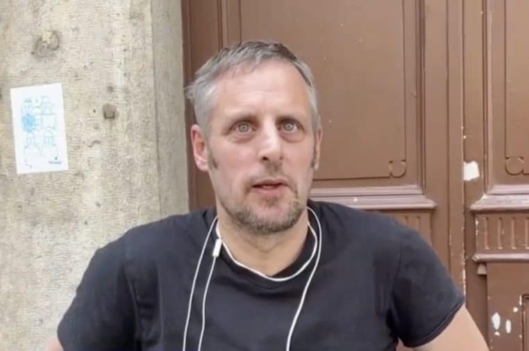 Un homme plonge de son fauteuil roulant pour sauver un jeune de 24 ans en le réanimant