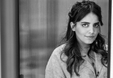 Inès Reg humoriste grand écart