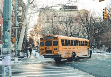 Lorsqu'une conductrice de bus tombe malade au volant, un jeune héros sauve les passagers