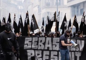 "Honteux" : Les politiques indignés après une manifestation d'extrême droite (vidéo)