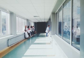 Il s'enfonce un déo dans le rectum