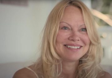pamela anderson en no make up pour une nouvelle campagne