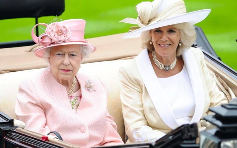 charles III camilla parker bowles couronnement angleterre royaume-uni look chirurgie