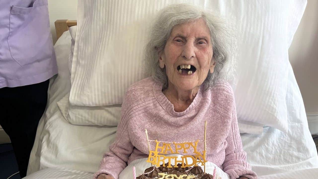 Elle fête ses 102 ans et révèle le secret inattendu de sa longévité