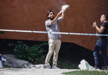 Un homme brûle des pages du Coran devant une mosquée