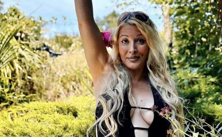 Loana Instagram seins à l'air photo réseaux sociaux