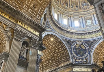 basilique Saint Pierre Vatican insolite nu homme pape