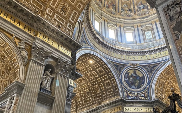 basilique Saint Pierre Vatican insolite nu homme pape