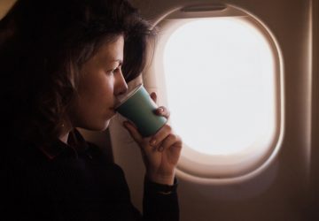 boisson servir hôtesse de l'air voyage voyageurs