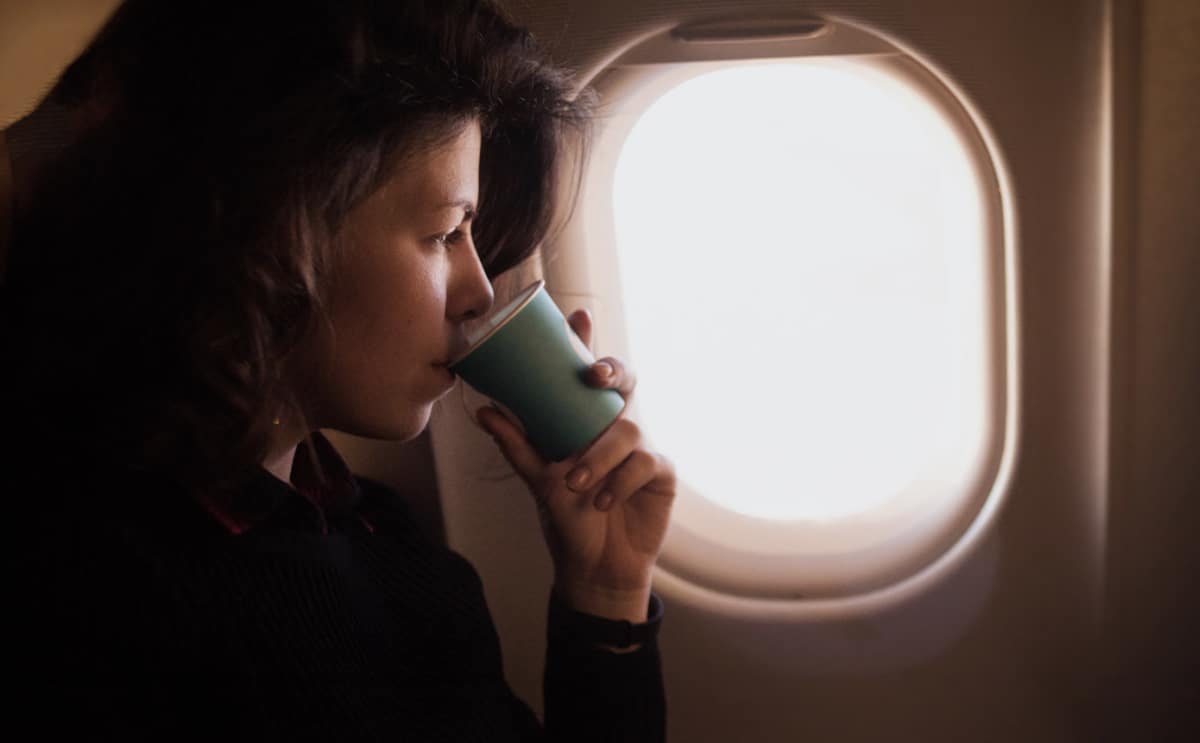 boisson servir hôtesse de l'air voyage voyageurs