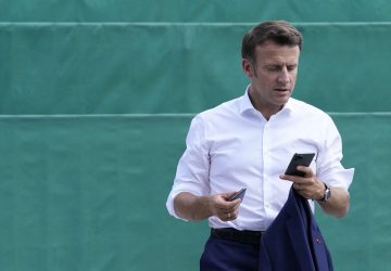 Emmanuel Macron en contact avec des "Français lambdas"