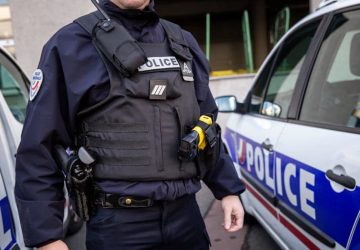enfant poignarde pere