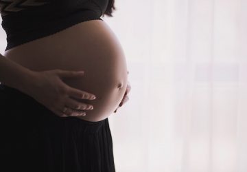 femme enceinte accouche vierge