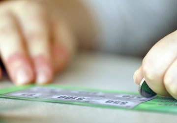 jackpot jeux à gratter homme joueur