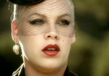 pink cadeau recoit cendre concert