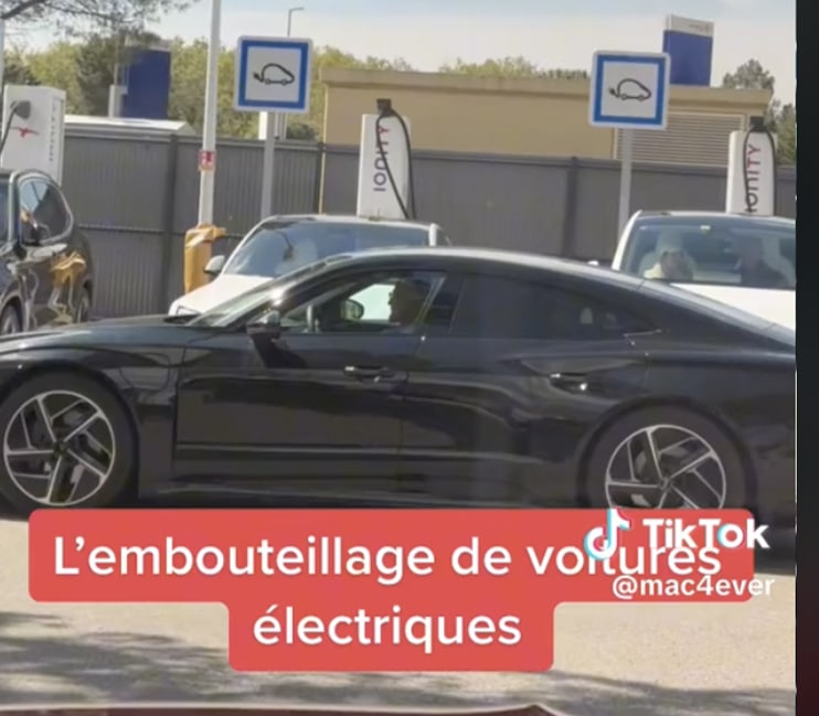 recharge électrique voiture embouteillage vacances embouteillages