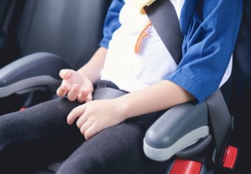 réhausseur voiture punition enfant maman mère