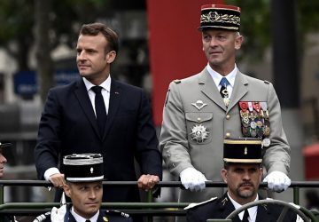 emmanuel macron siffle descente champs elysee